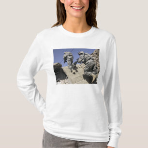 T-shirt Soldats courant l'escalier d'un bâtiment