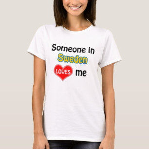 T-shirt Someone in Sweden loves Me