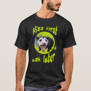 T-shirt Son premier, demander plus tard Funny Opossum Hiss
