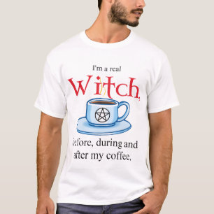 T-shirt sorcière de café de la chemise V sur blanc