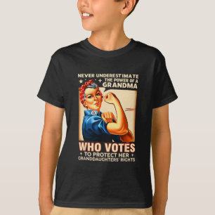 T-shirt Sous-Estimer Le Pouvoir D'Une Grand-Mère Qui Vote 