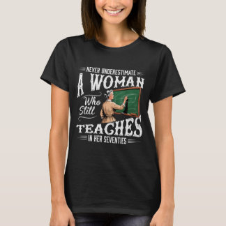 T-shirt Sous-estimer une femme qui enseigne dans la soixan