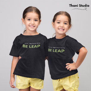 T-shirt Soyez Un Leap Séjour Pour Jamais Jeune Simple Typo