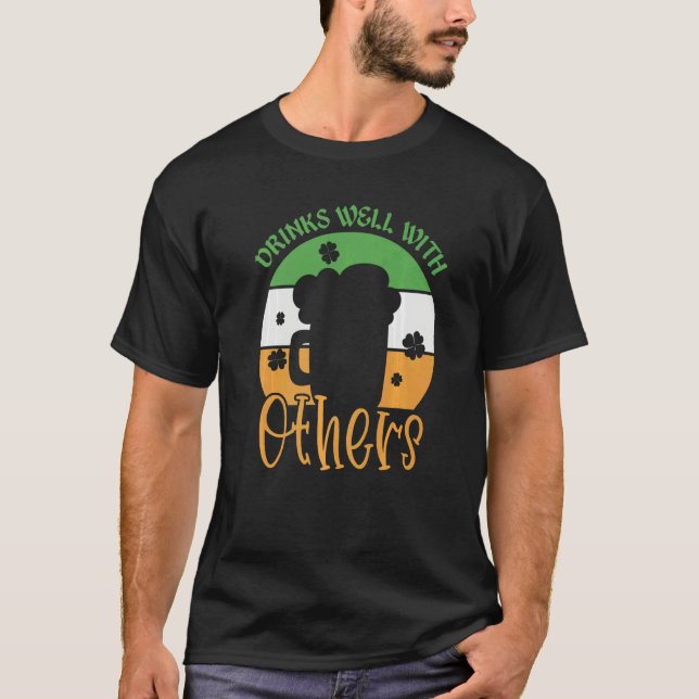 T-shirt St Patricks Day Drinking Drinks Well With Other Vi (Devant)
