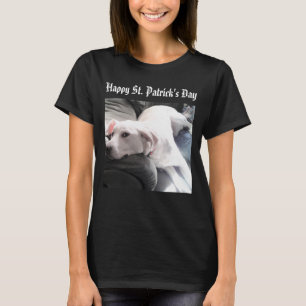 T-shirt St. Patrick's Day mignon chien blanc pâle au repos