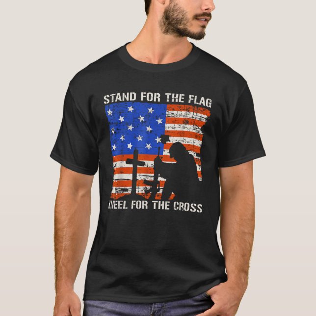 T-shirt Stand pour le drapeau Kneel pour la croix Vétérina (Devant)