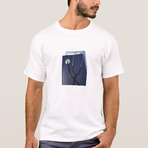T-shirt stéthoscope médical sur le dossier bleu