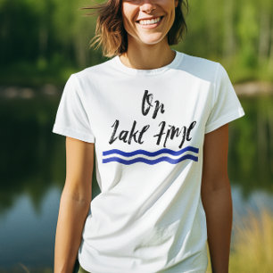 T-shirt Sur des vagues de canotage de temps de lac