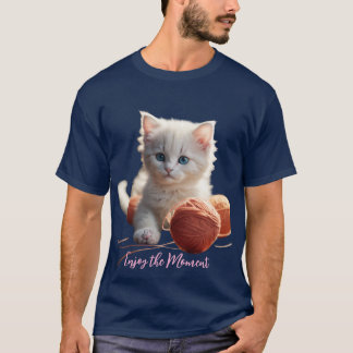 T-shirt T-ShirtEnjoy the Moment Cute Kitten Playing with Y