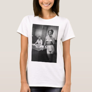 T-shirt Tabagisme modèle de lingerie dans un bureau