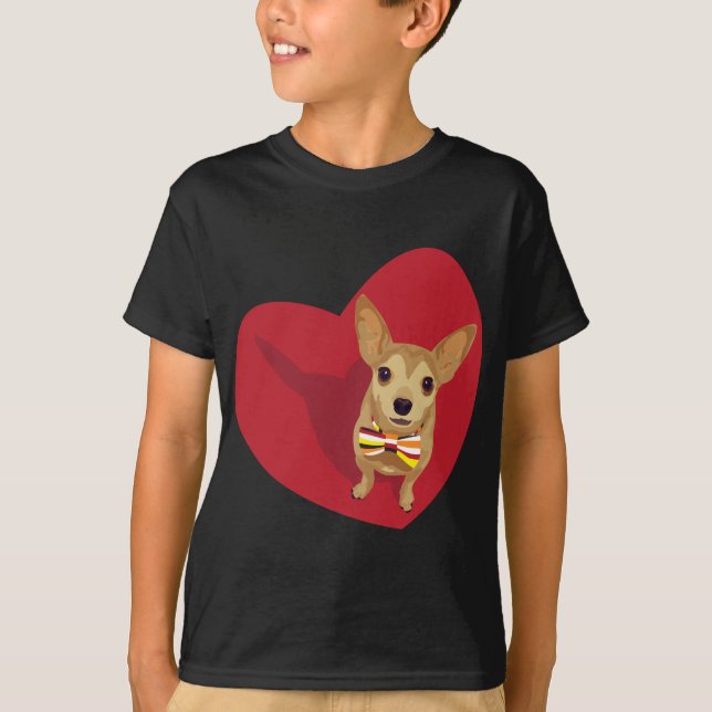T-shirt Tan Chihuahua avec cravate arc dans un coeur rouge (Devant)