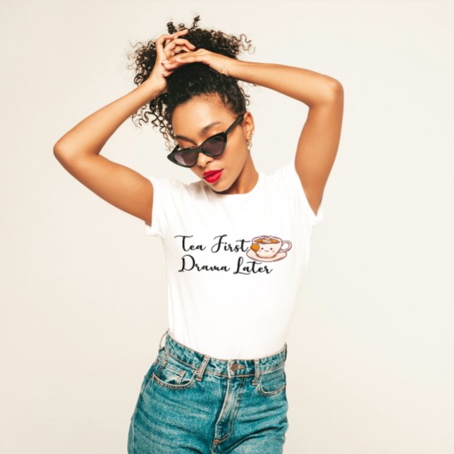 T-shirt "Tea First, Drama Ultérieurement" Amoureux Du Thé (Créateur téléchargé)