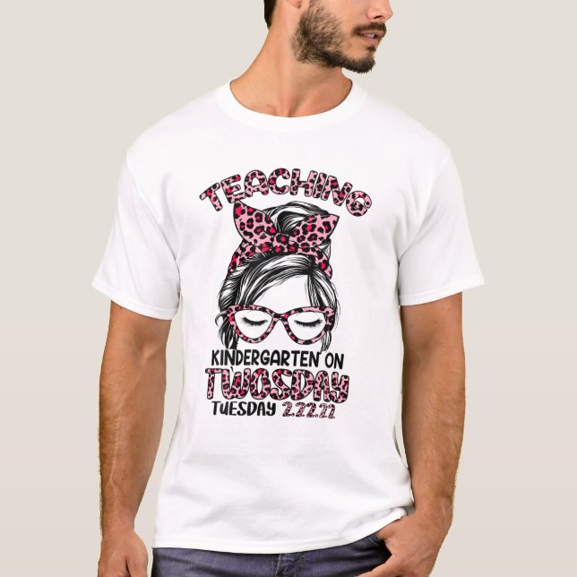 T-shirt Teaching Kindergarten On Twosday Tuesday 2-22-22 M (Devant)