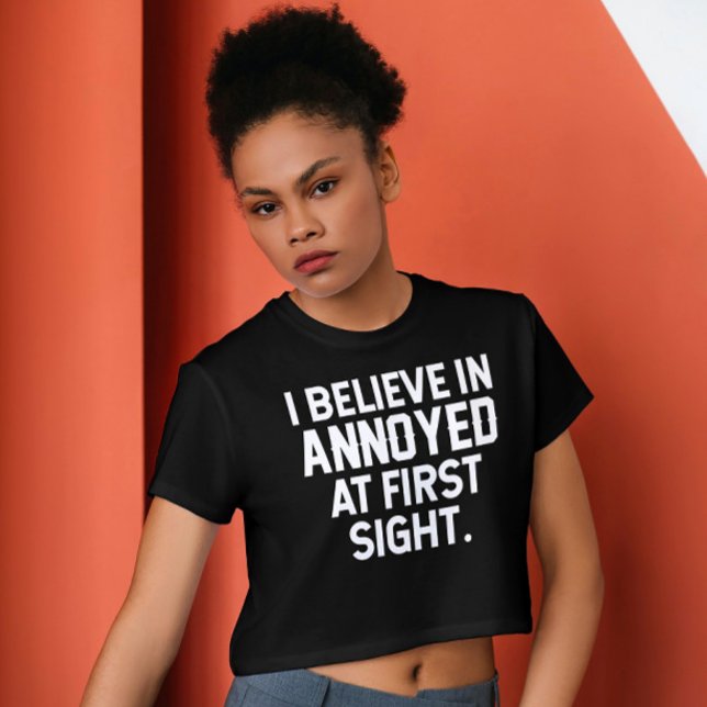 T-shirt Tee de vue agacée : humeur instantanée (“I Believe in Annoyed at First Sight” tee – funny shirt for antisocial moods and sarcasm lovers)