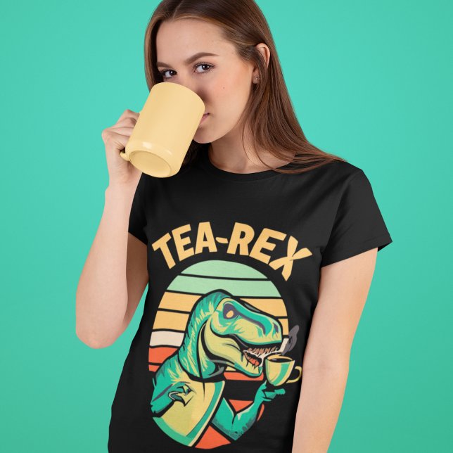 T-shirt Thé-Rex (Tea-Rex T-shirt on Woman Drinking from a Yellow Mug)