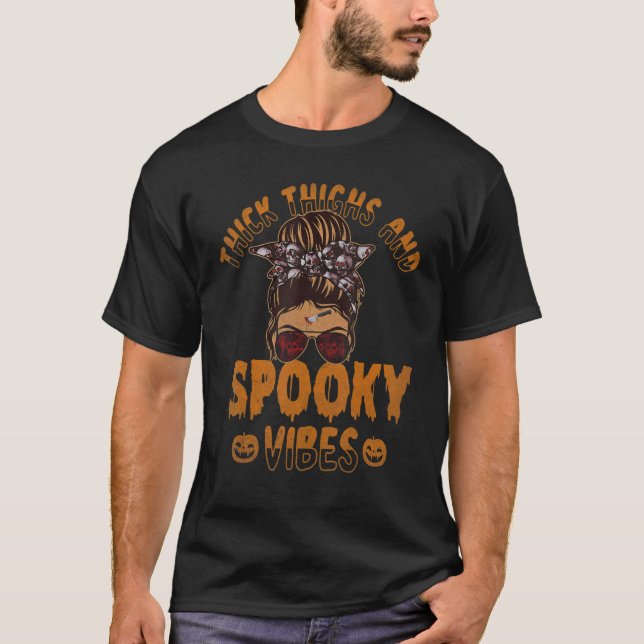 T-shirt Thick Thighs And Spooky Vibes Messy Bun Skull Witc (Devant)