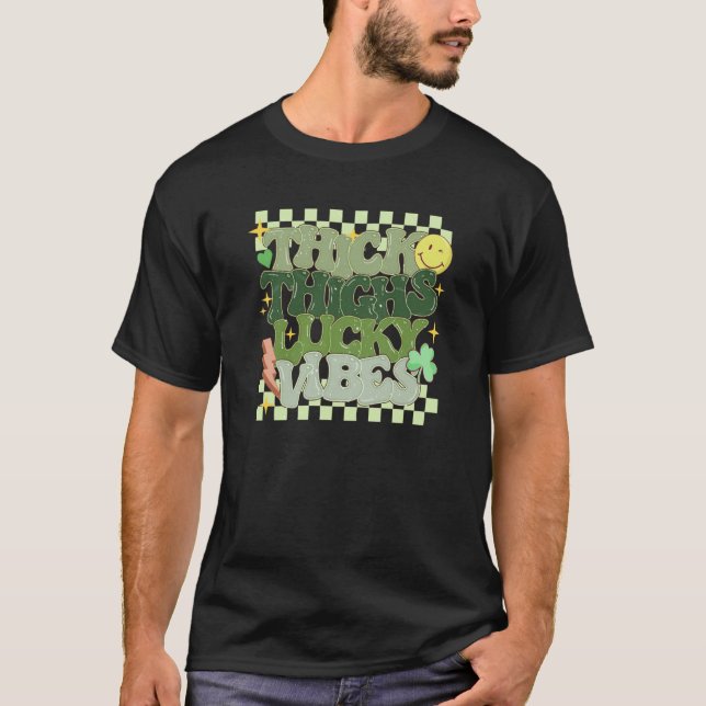 T-shirt Thick Thighs Lucky Vibes Retro Groovy Women St Pat (Devant)