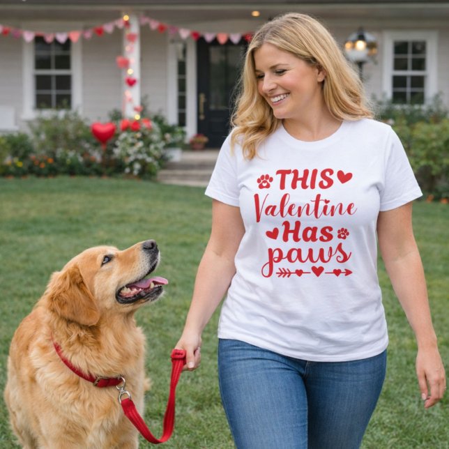 T-shirt This Valentine Has Paws Dog Lover Design (Cute Valentine dog mom shirt with golden retriever vibes, perfect for dog lovers.)