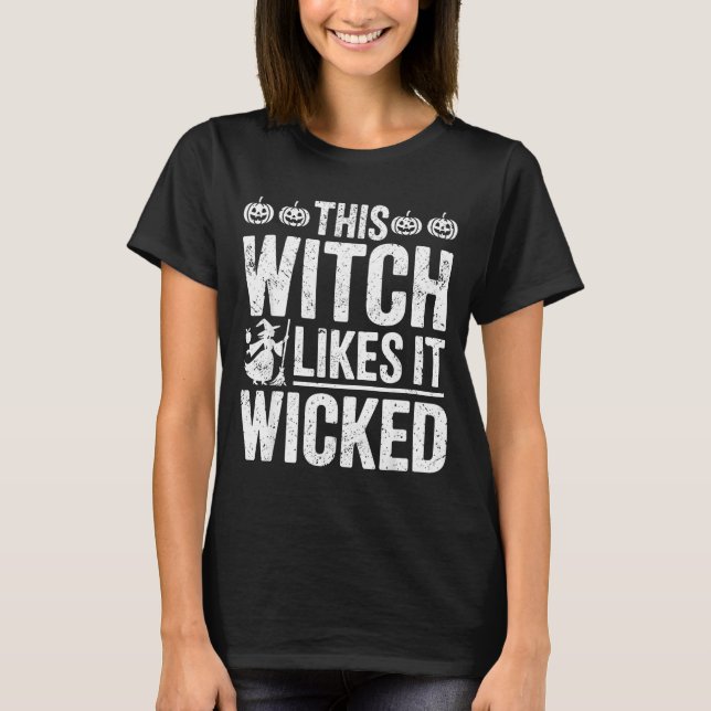 T-shirt This Witch Likes It Wicked Funny Halloween Broom  (Devant)