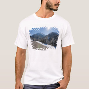 T-shirt Thrugh vide idyllique de route un paysage d'hiver,