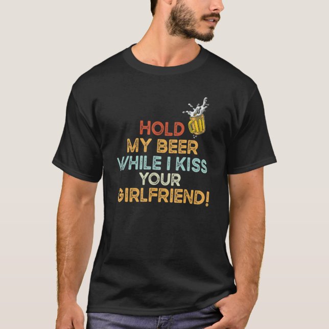 T-shirt Tiens Ma Bière Pendant Que J'Embrasse Ta Bière De  (Devant)