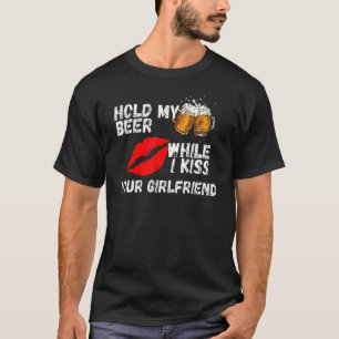 T-shirt Tiens ma bière pendant que j'embrasse ta copine
