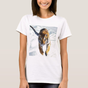 T-shirt Tigre fonctionnant dans la neige
