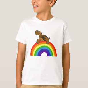 T-shirt Tortue de CF sur une chemise d'arc-en-ciel