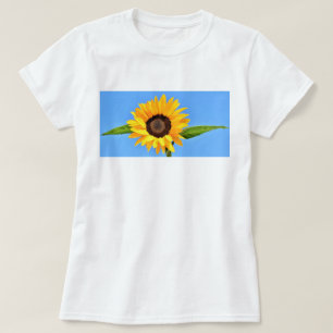 T-shirt tournesol jaune contre soleil sur ciel ble