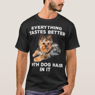 T-shirt Tout Goûte Mieux Avec Les Cheveux De Chien Dans Il