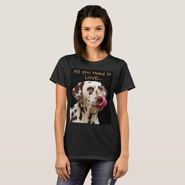 T-shirt Tout que vous avez besoin est amour… et un Dalmate (Devant entier)