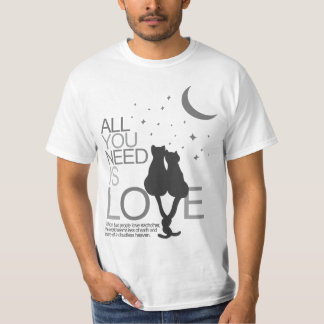 T-shirt Tout que vous avez besoin est amour (la pièce en