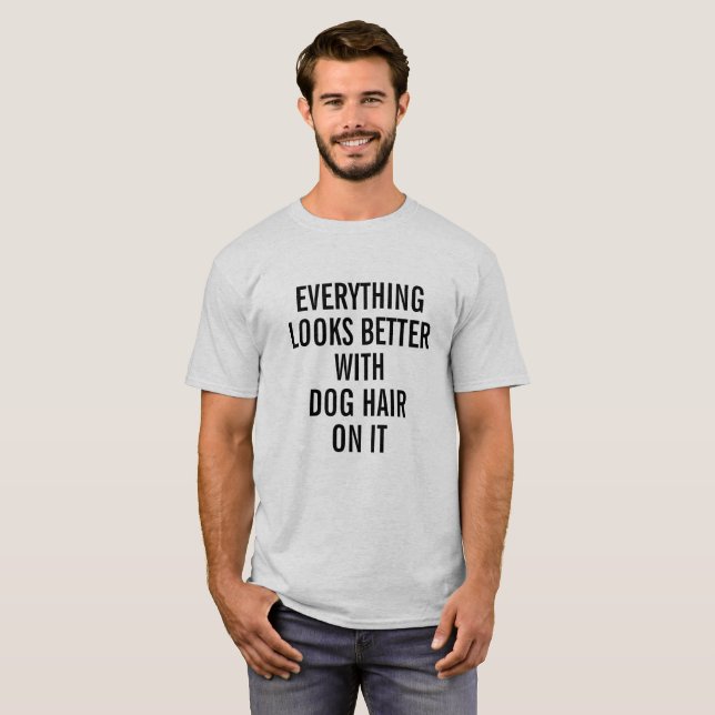 T-SHIRT TOUT VA MIEUX AVEC DES CHEVEUX DE CHIEN SUR LUI (Devant entier)