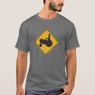 T-shirt Tracteur sur la plaque de rue de route