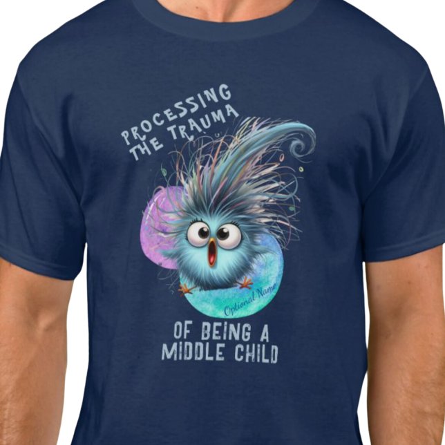 T-SHIRT TRAITEMENT DU TRAUMATISME D'ÊTRE UN ENFANT MOYEN (Processing the trauma of being a middle child t shirt.  Sibling humor.)