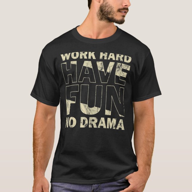 T-shirt Travailler dur N'Amusez Pas De Citation De Drame (Devant)