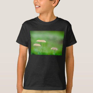 T-shirt Trois beaux champignons sauvages dans un champ d'a