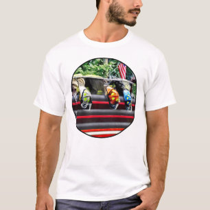 T-shirt Trois casques d'incendie sur camion-pompier