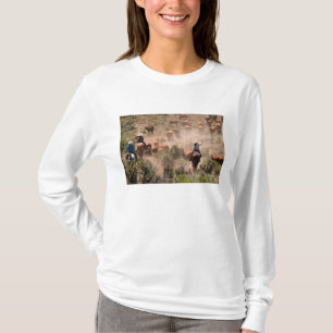 T-shirt Trois cow-boys et cow-girls conduisant du bétail