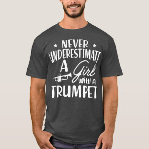 T-shirt Trompette ne sous-estime jamais une fille avec tro