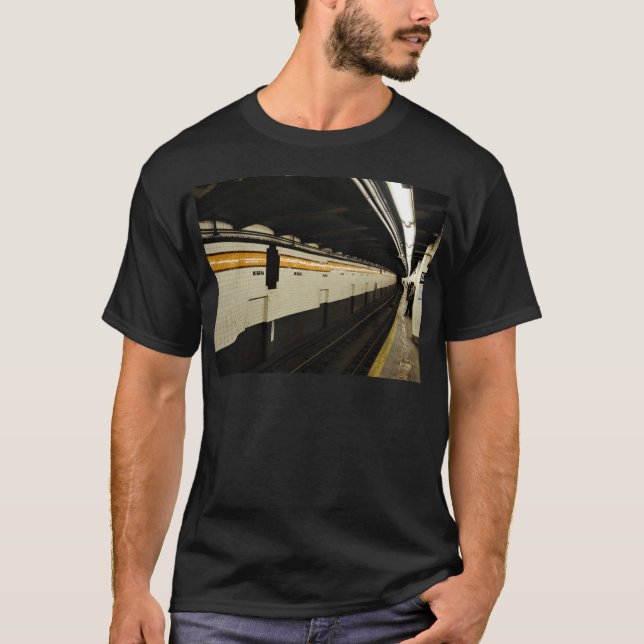 T-shirt Tunnel de souterrain avec le mur de tuile (Devant)