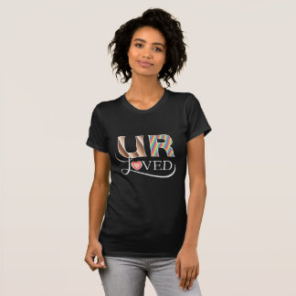 T-shirt U R aimé sur l'arrière - plan foncé