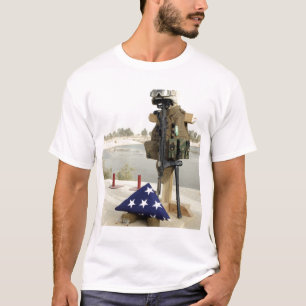 T-shirt Un affichage tombé de vitesse de soldats