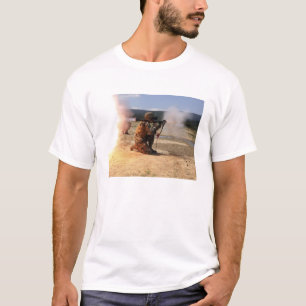 T-shirt Un agresseur tire une grenade propulsée par fusée