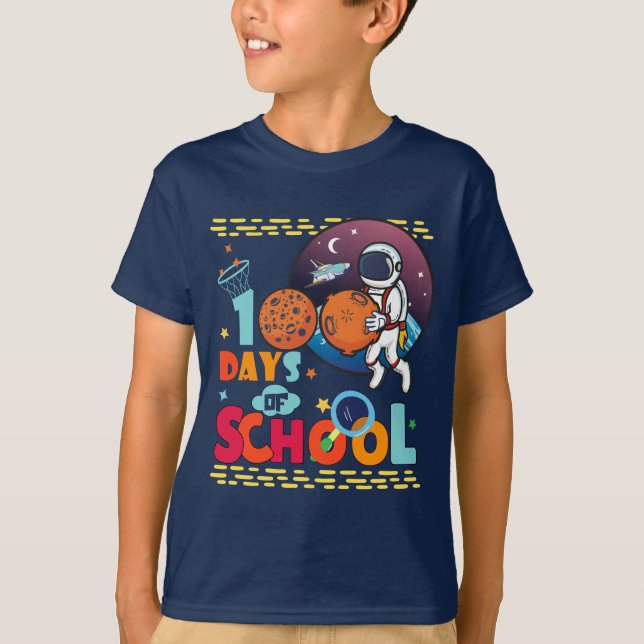 T-shirt Un astronaute joue au basket-ball dans l'espace po (Devant)