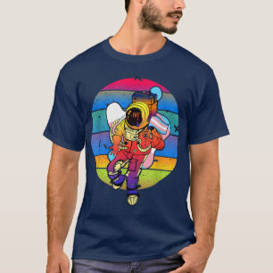 T-shirt Un astronaute tient un drapeau LGBT Fier transgenr