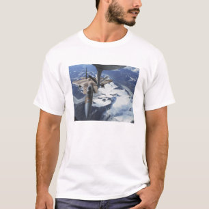 T-shirt Un avion F-15C Eagle se trouve derrière un KC-135R