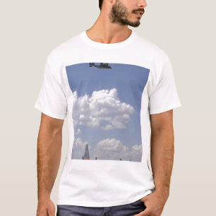 T-shirt Un balbuzard CV-22 vole au-dessus de C.A. - 130