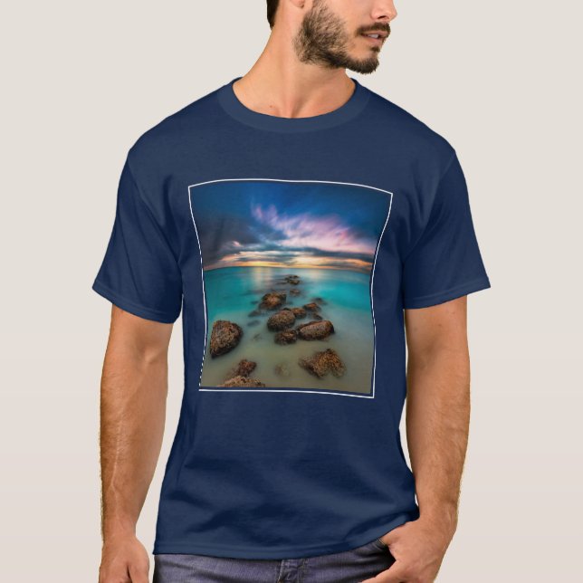 T-shirt Un beau coucher du soleil au-dessus des Turcs et (Devant)
