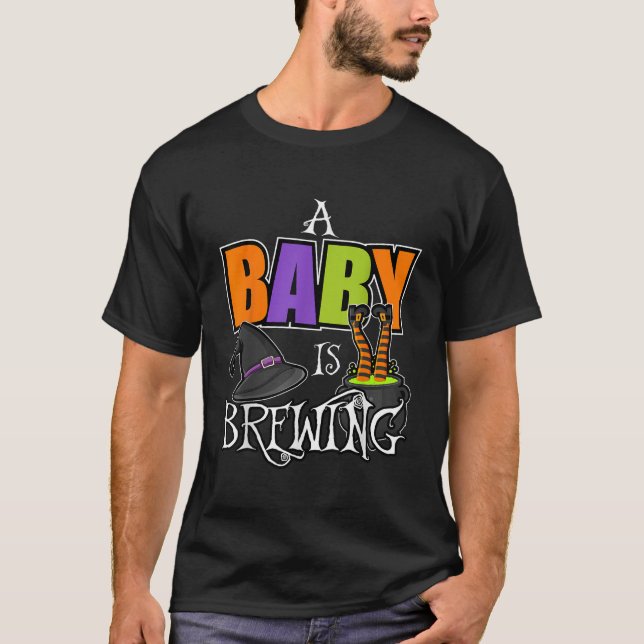 T-shirt Un bébé est en train de brasser Halloween thème Ba (Devant)